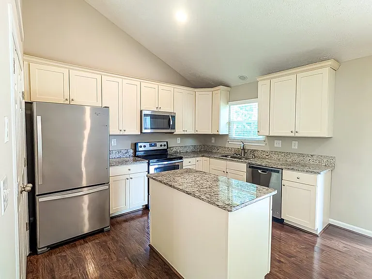 21530 Warwick Ct — Photo 4