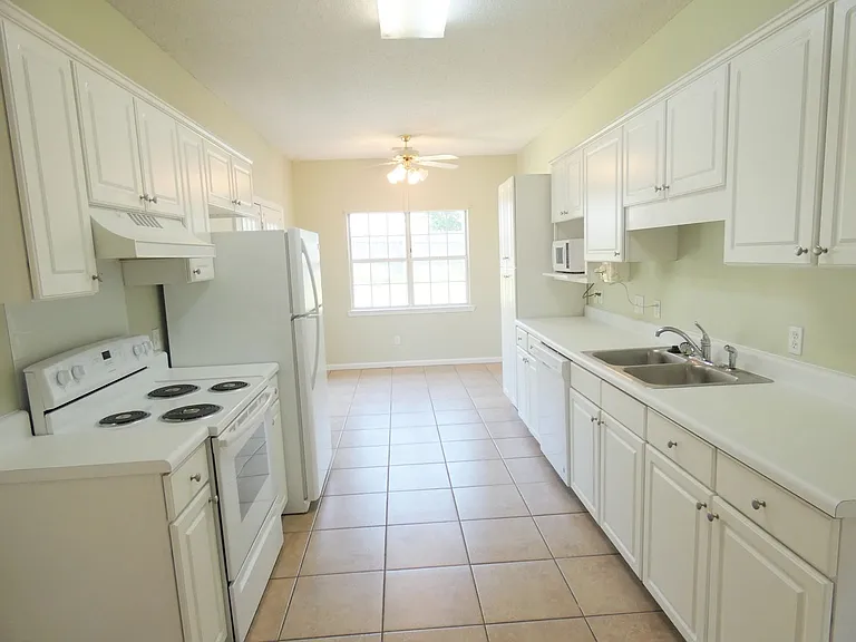 230 Chadwick Ln — Photo 5