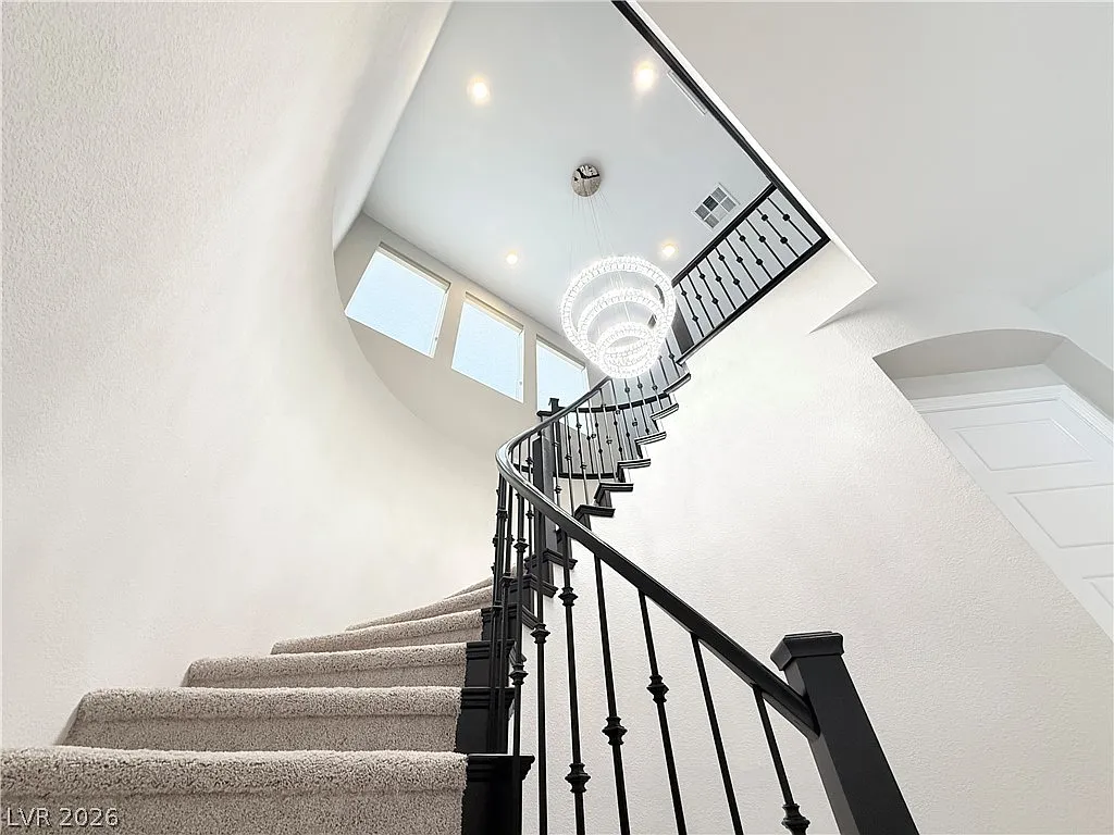5 bed, 5.5 bath, 4233 sqft, $6,950 — Photo 4
