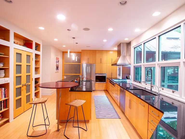 1604 Pathway Dr — Photo 2