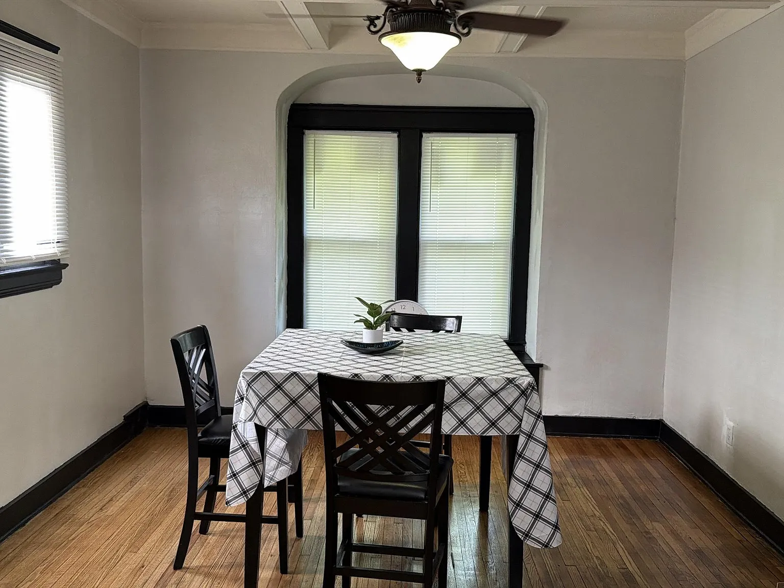 4 bed, 1.0 bath, 3667 sqft, $845 — Photo 4