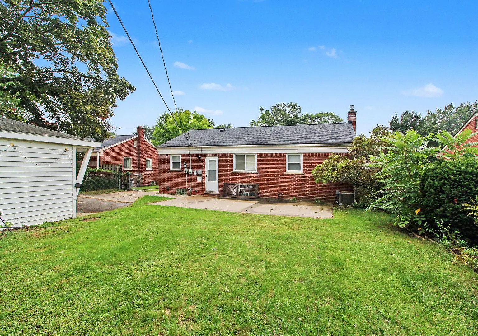 Beautiful 3 Bed 1.5 Bath Ranch Style Home In Livonia — Photo 2