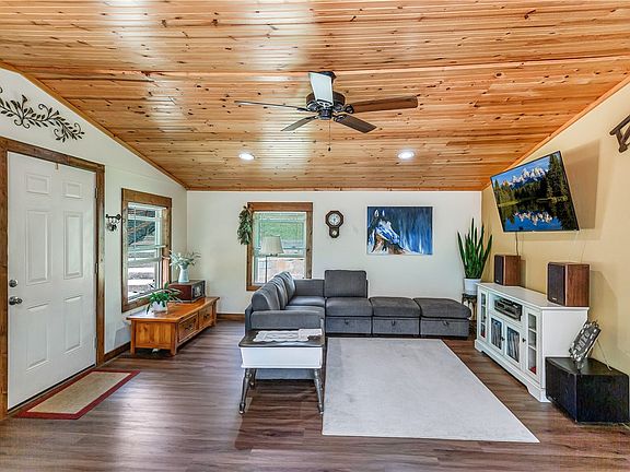 3rd image of 110 Lakeshore Ln