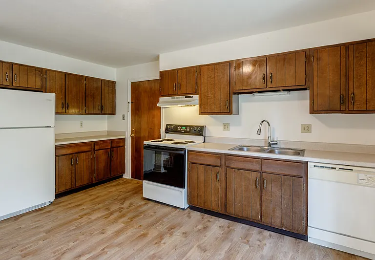 Glenwood Court Village — Photo 1