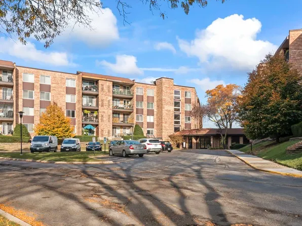 502 W Huntington Commons Rd APT 137, Mount Prospect, IL 60056