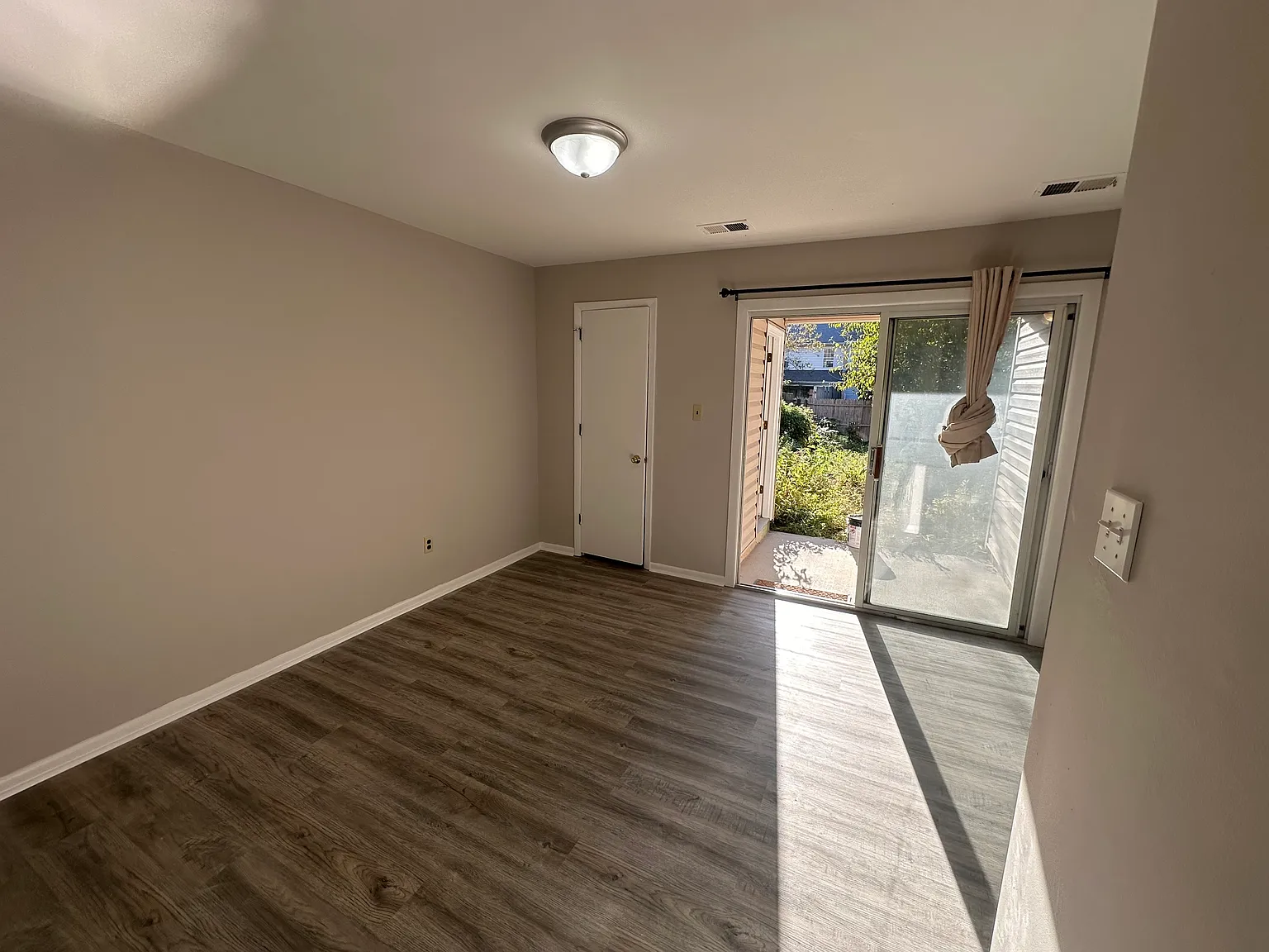 3 bed, 1350 sqft, $2,300 — Photo 3
