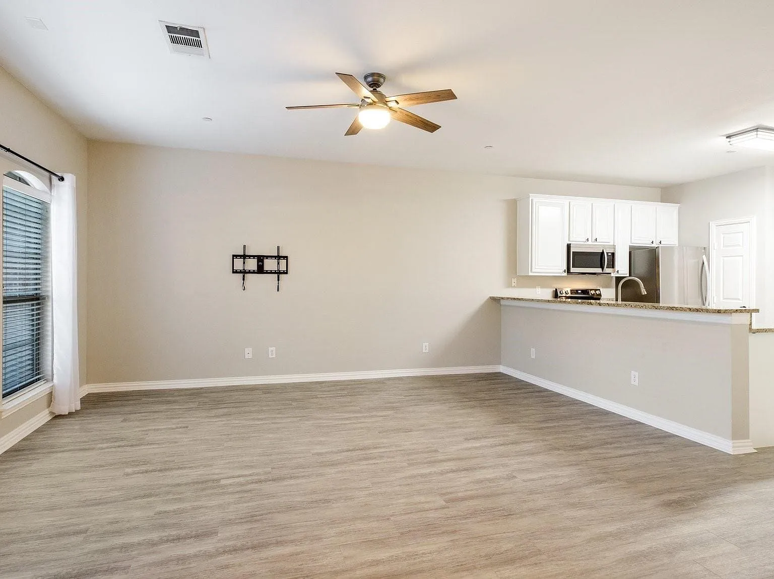 2 bed, 1.5 bath, 1227 sqft, $2,000 — Photo 3