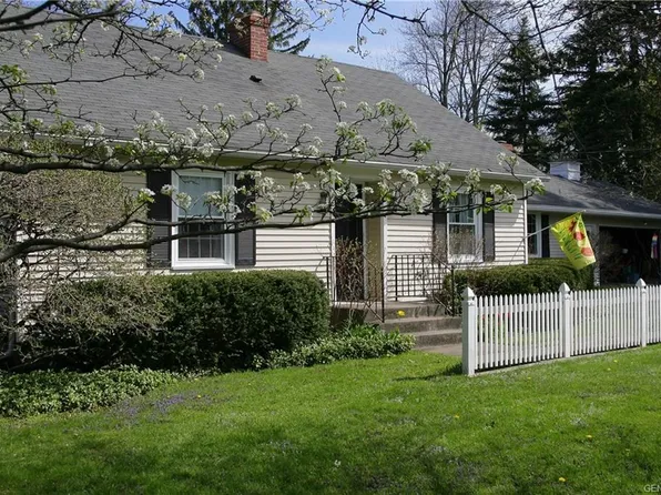 3 Spruce Ln, Pittsford, NY 14534