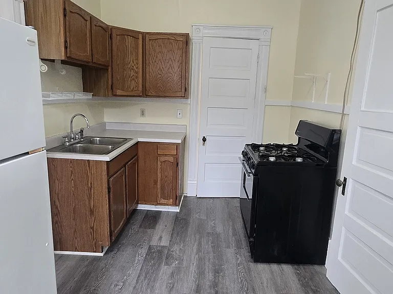 631 E Fulton St #5 — Photo 9