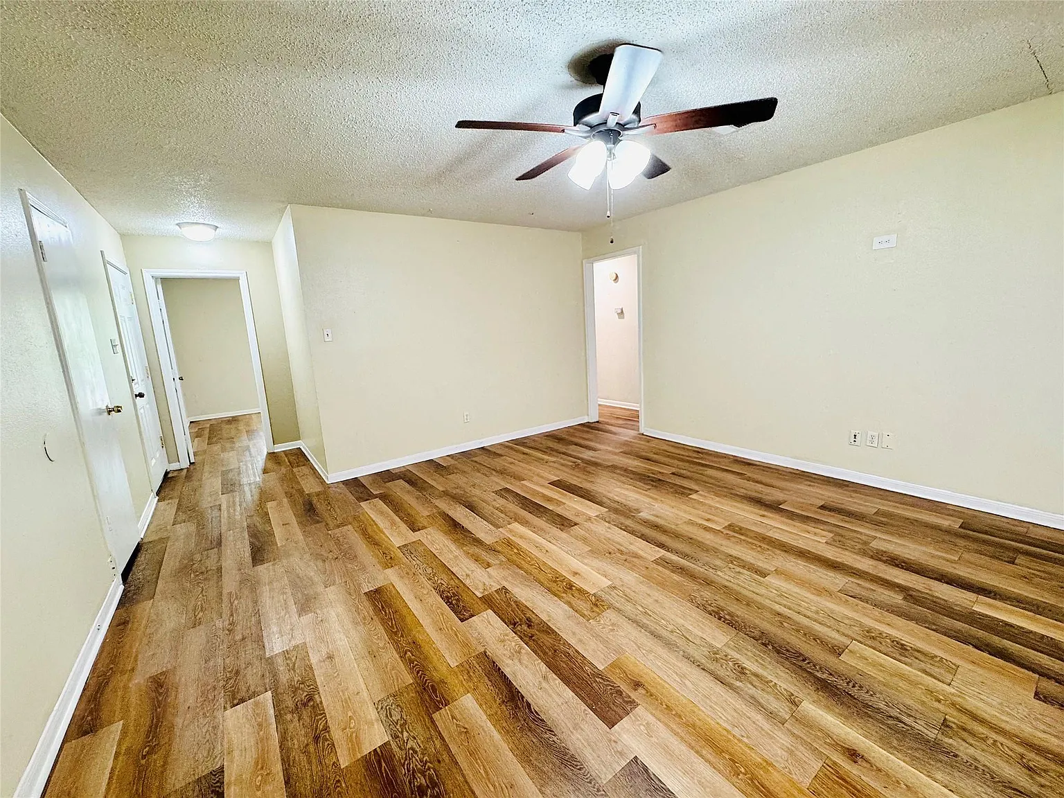 3 bed, 2.0 bath, 1247 sqft, $1,600 — Photo 2