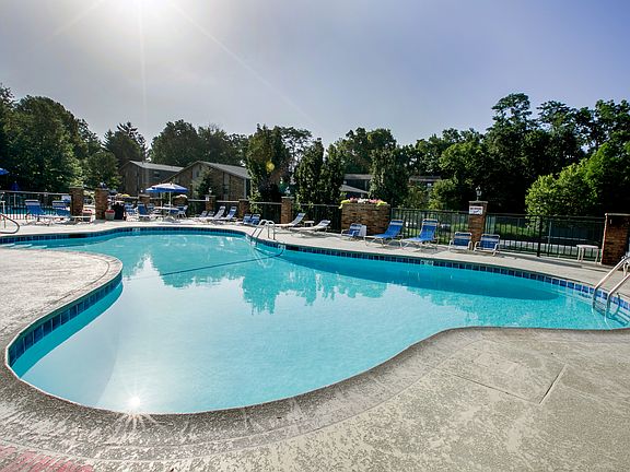 Gettysburg Square Apartments pool