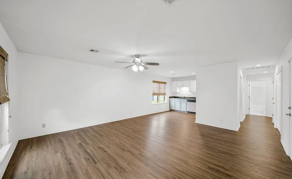 1204 W Jackson Ct — Photo 2