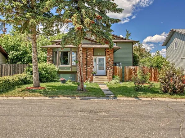 55 E Bermuda Close NW, Calgary, AB T3K 1G4
