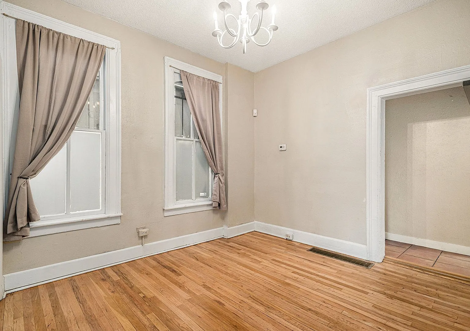 Charming 2-Bedroom Duplex with Large Yard in Curtis Park — Photo 3