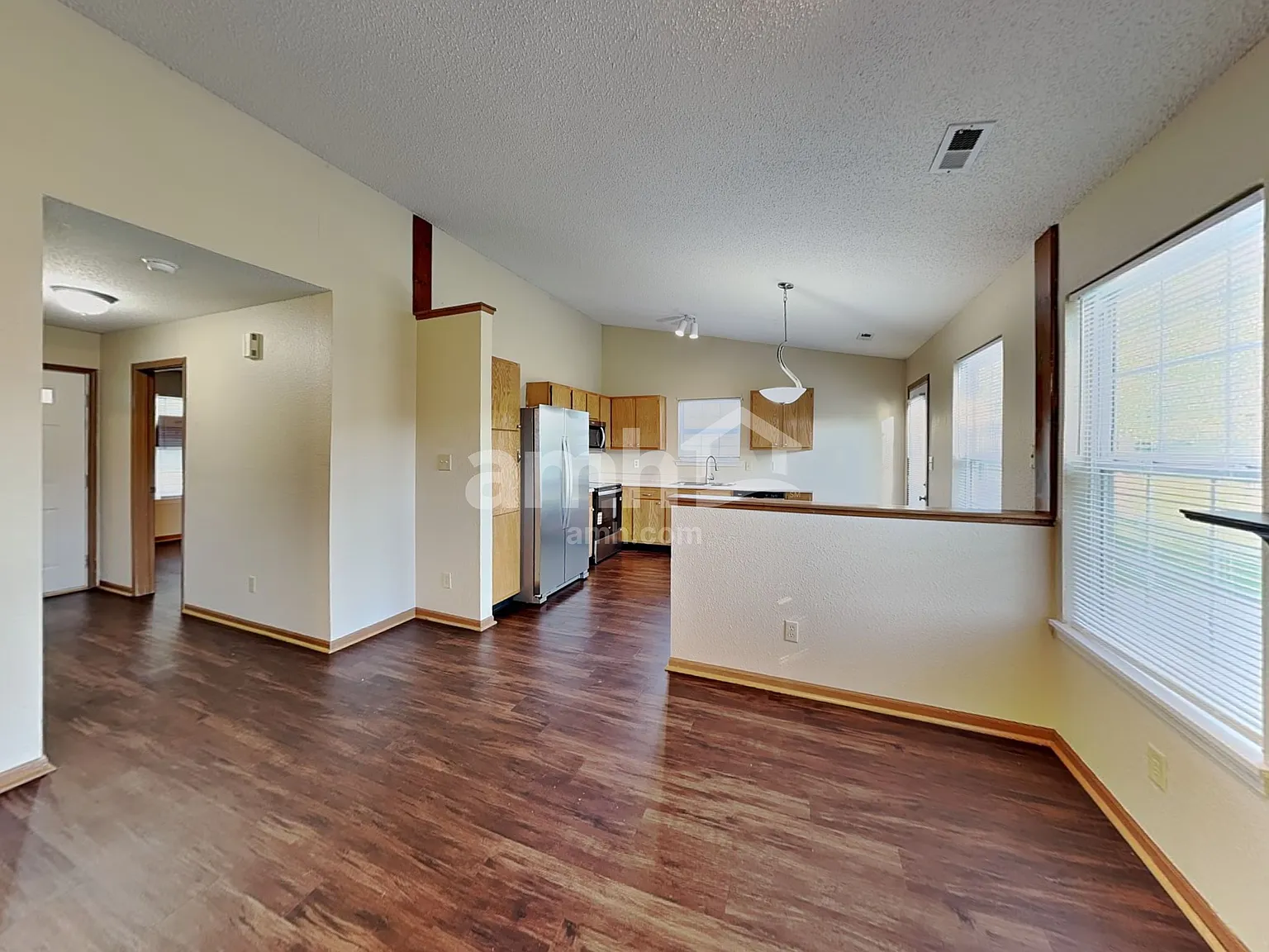 3 bed, 2.0 bath, 1078 sqft, $1,610 — Photo 4