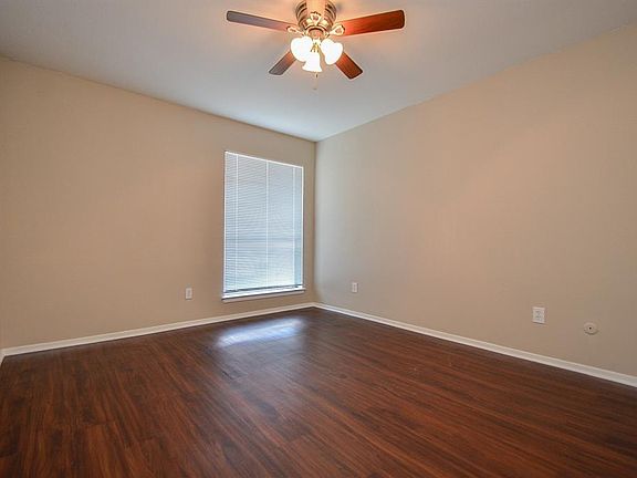 4th image of 7313 Gulf Fwy APT 909