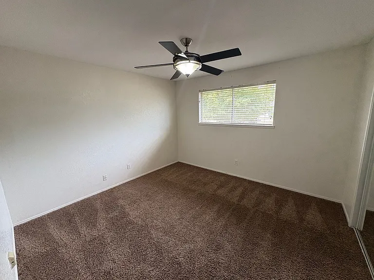 2232 E Paradise Ave — Photo 25