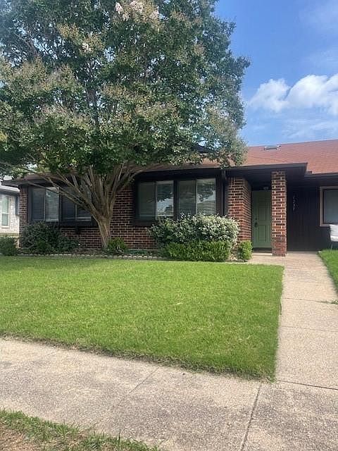 Updated 2-2 , rear parking half duplex.
