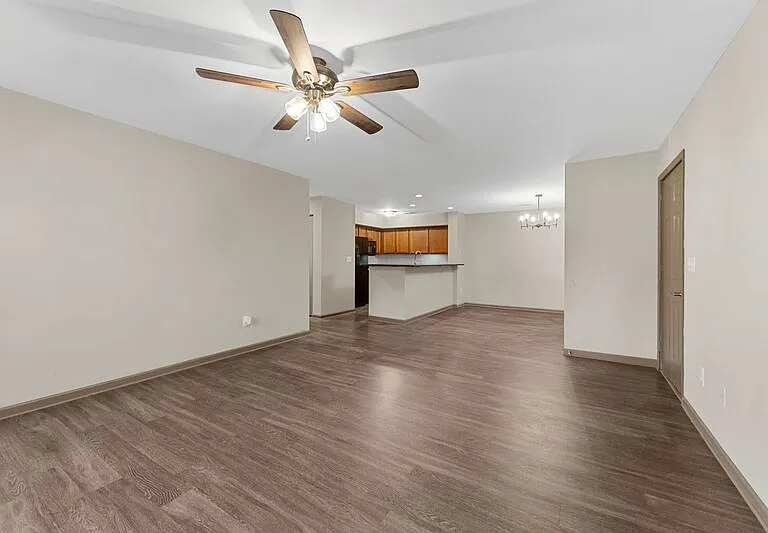 1070 University Dr #6 — Photo 5