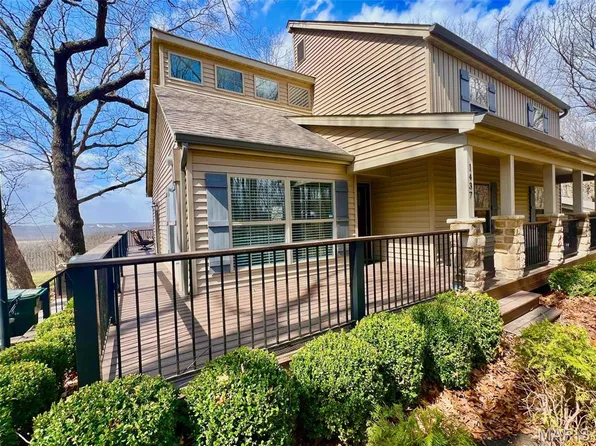 1437 Palisades Rd, Ballwin, MO 63021