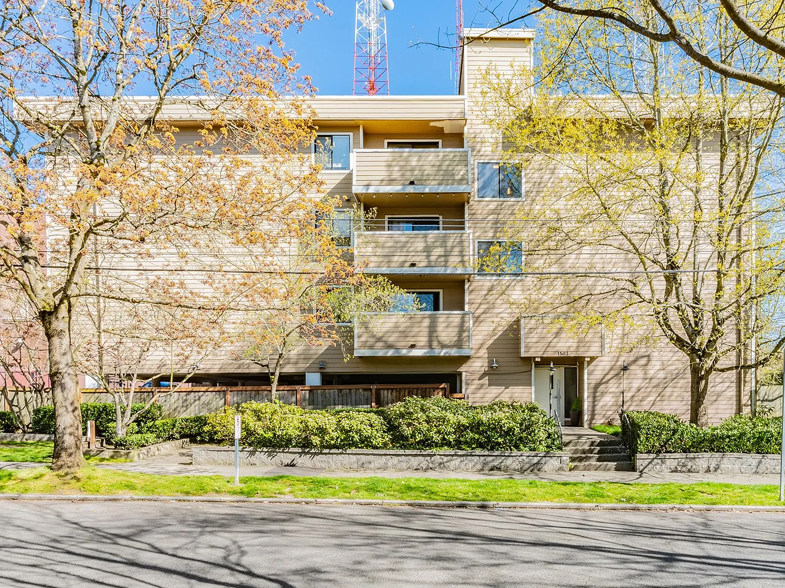 Park Royal Apartments — Photo 1