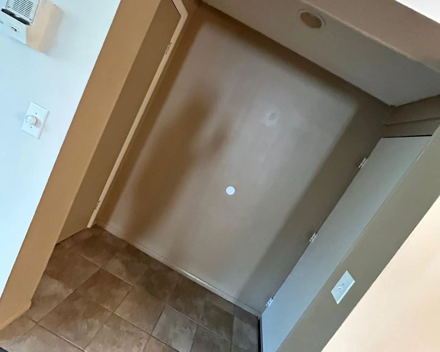 2 bed, 700 sqft, $990 — Photo 2