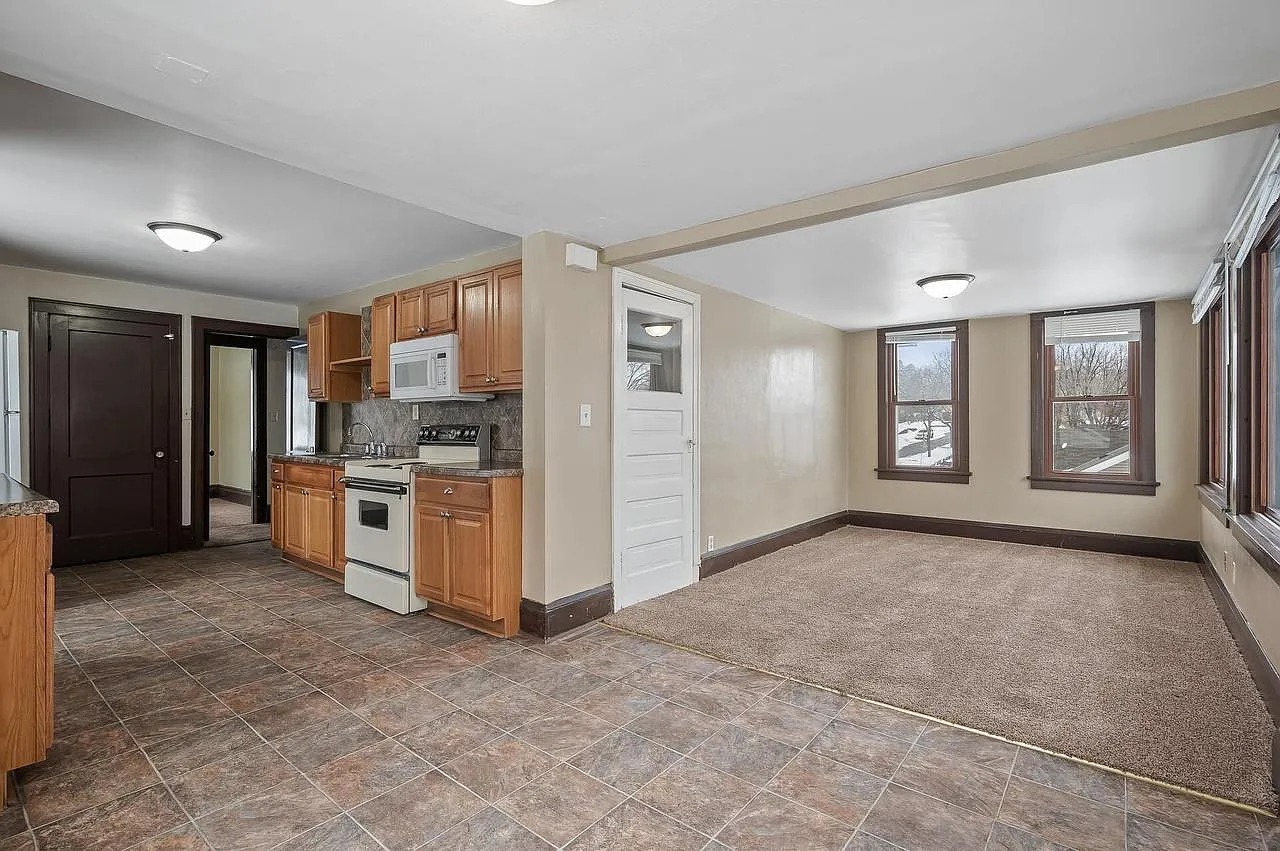 119 Wyoming St E — Photo 2