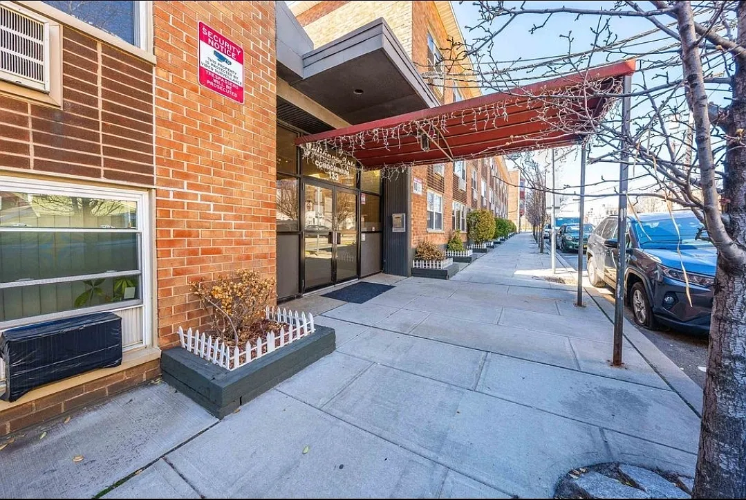 Building Photo - 133 33rd St #1K