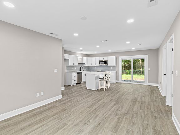 4th image of 305 Elliott Dr