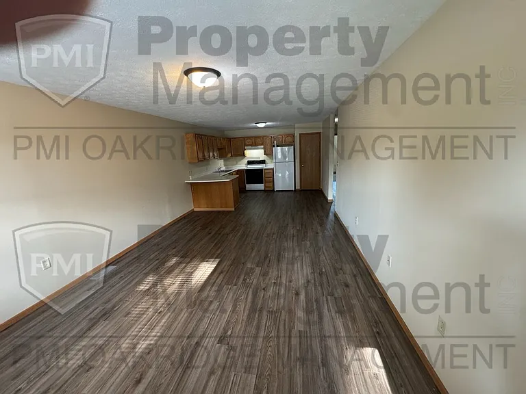 233 Elizabeth Dr — Photo 2