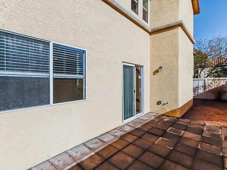970 Medina De Leon Ave — Photo 17