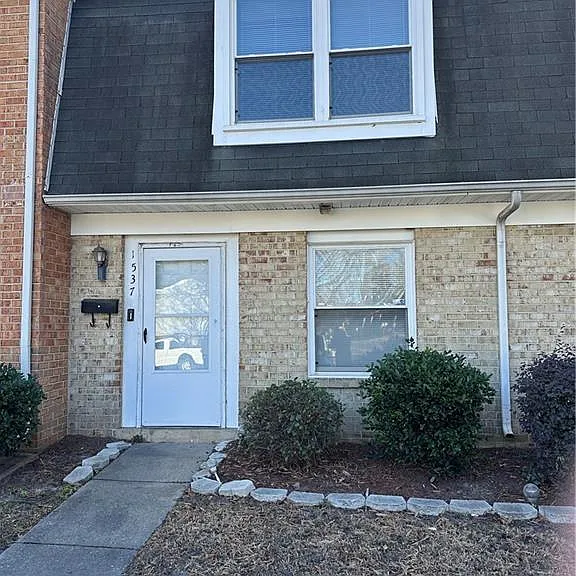 1537 Darren Cir — Photo 1