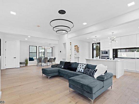 4th image of 110 Willard Ave