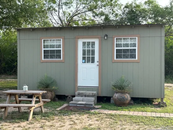 1616 Middle Road, George West, TX 78022
