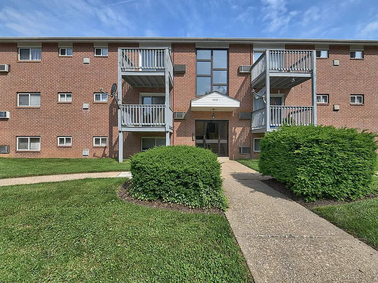 Park Plaza East & West Apartments — Photo 7