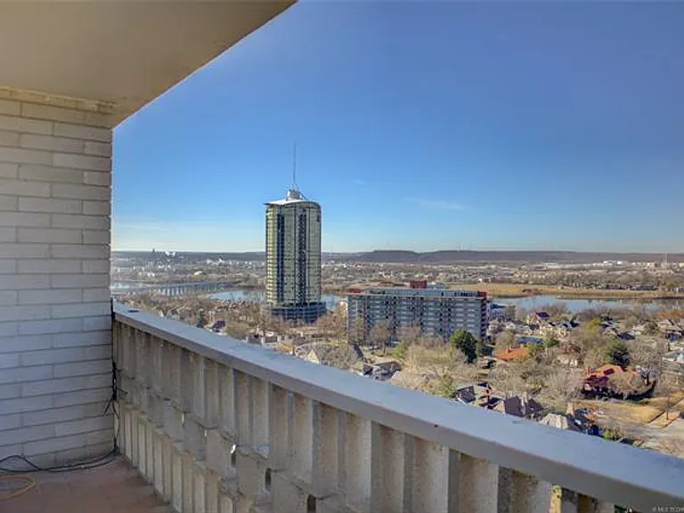 Adorable 2 bed 2 bath in historic Liberty Tower — Photo 30