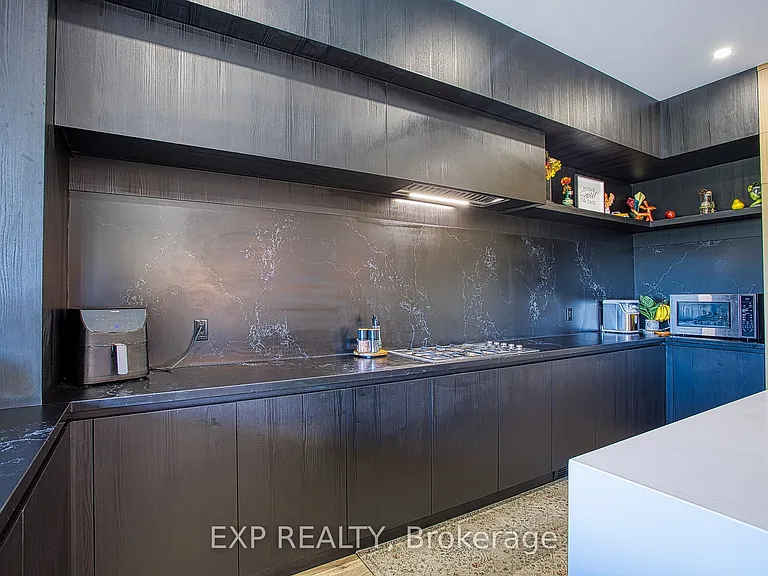 352 Main St W — Photo 18