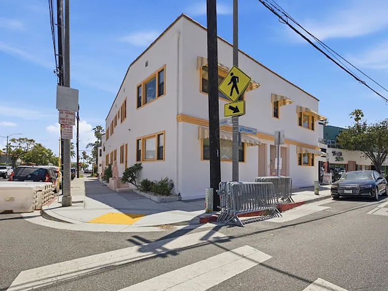 3234 E Broadway — Photo 2