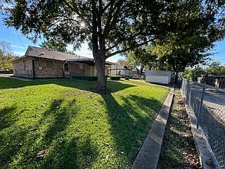 2nd image of 2901 Medina Dr