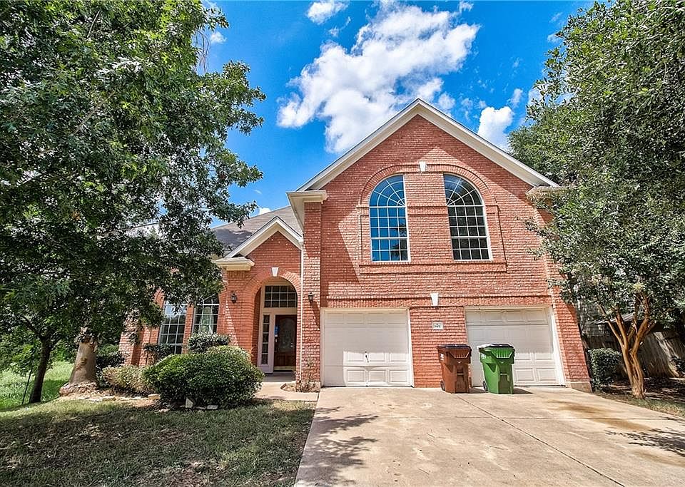 1st image of 1902 Oak Hollow Dr