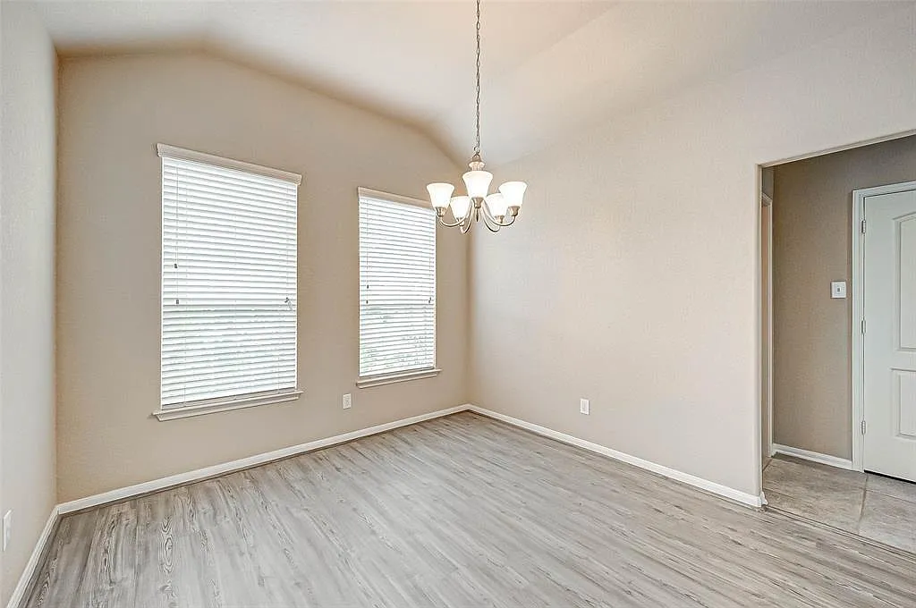 3 bed, 2008 sqft, $2,400 — Photo 3