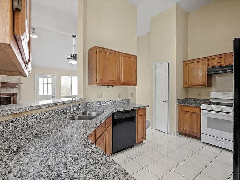 1430 Bentwood Dr — Photo 4