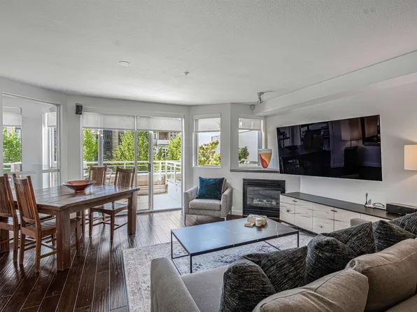 122 E 3rd St #207, North Vancouver, BC V7L 1E6
