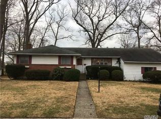 4 Warwick Ln, Bay Shore, NY 11706