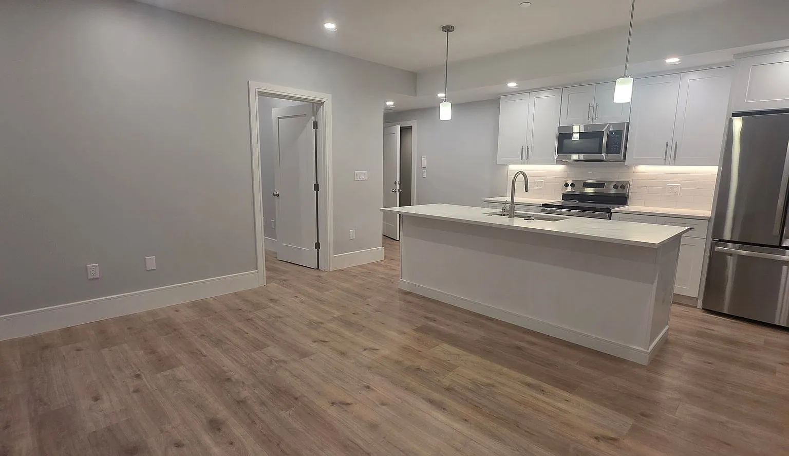 Get $1,000 On Closing! No Fee Brand New Luxury Construction, Laundry In Unit, Parking Included — Photo 1