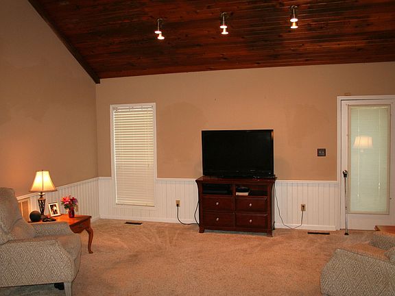 4th image of 383 Walnut Dr