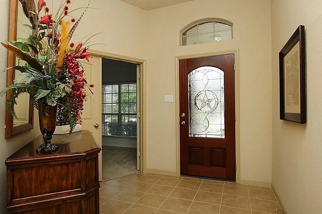 3 bed, 2.0 bath, 1838 sqft, $2,300 — Photo 3