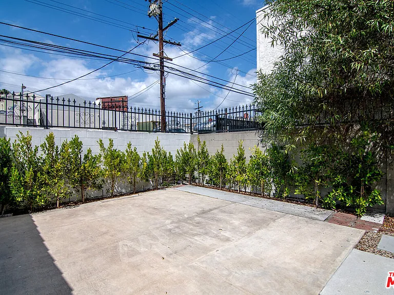 8021 Blackburn Ave #U — Photo 31