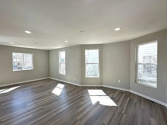 5th image of 1123 E 9th St