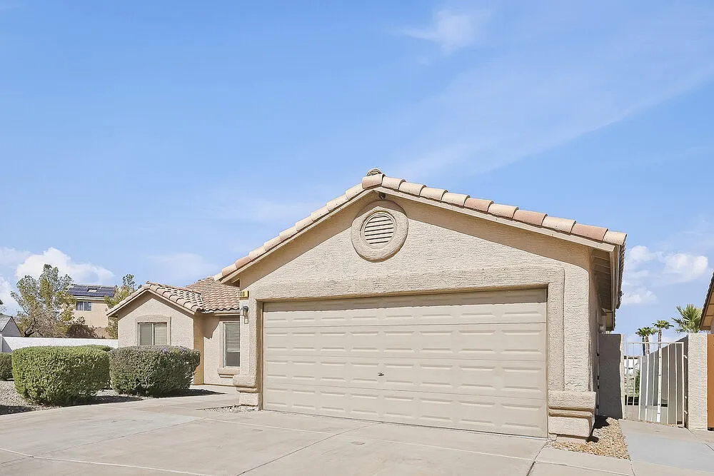3 bed, 2.0 bath, 1431 sqft, $2,215 — Photo 3